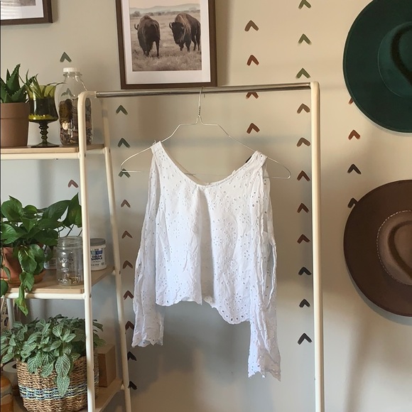 Cold shoulder white eyelet shirt, cropped size L - Picture 1 of 2